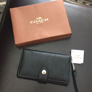 🌸NWT Coach Pebble Clutch🌸